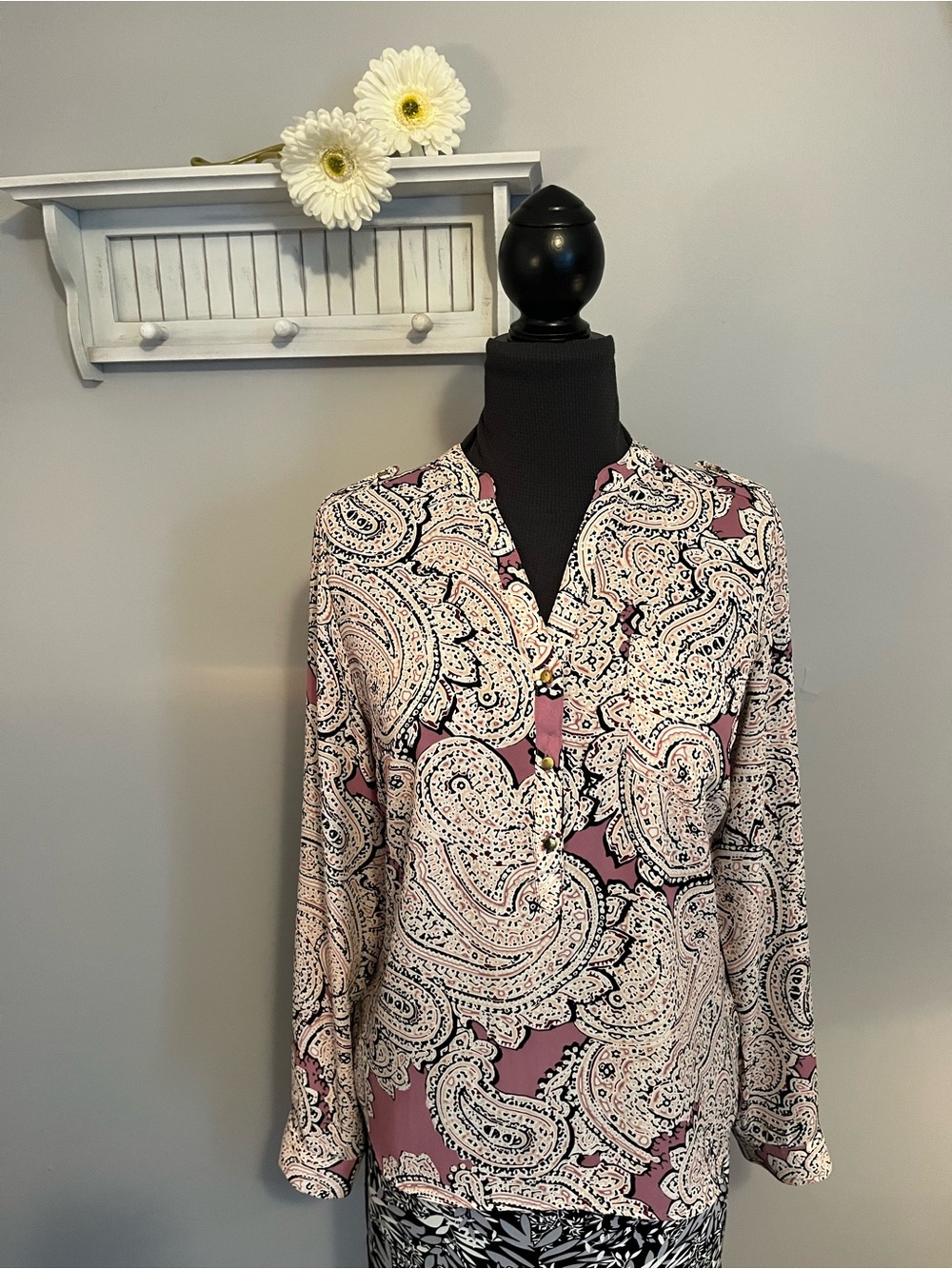 The Limited Paisley V-Neck pink Blouse in Dusty Rose and Cream